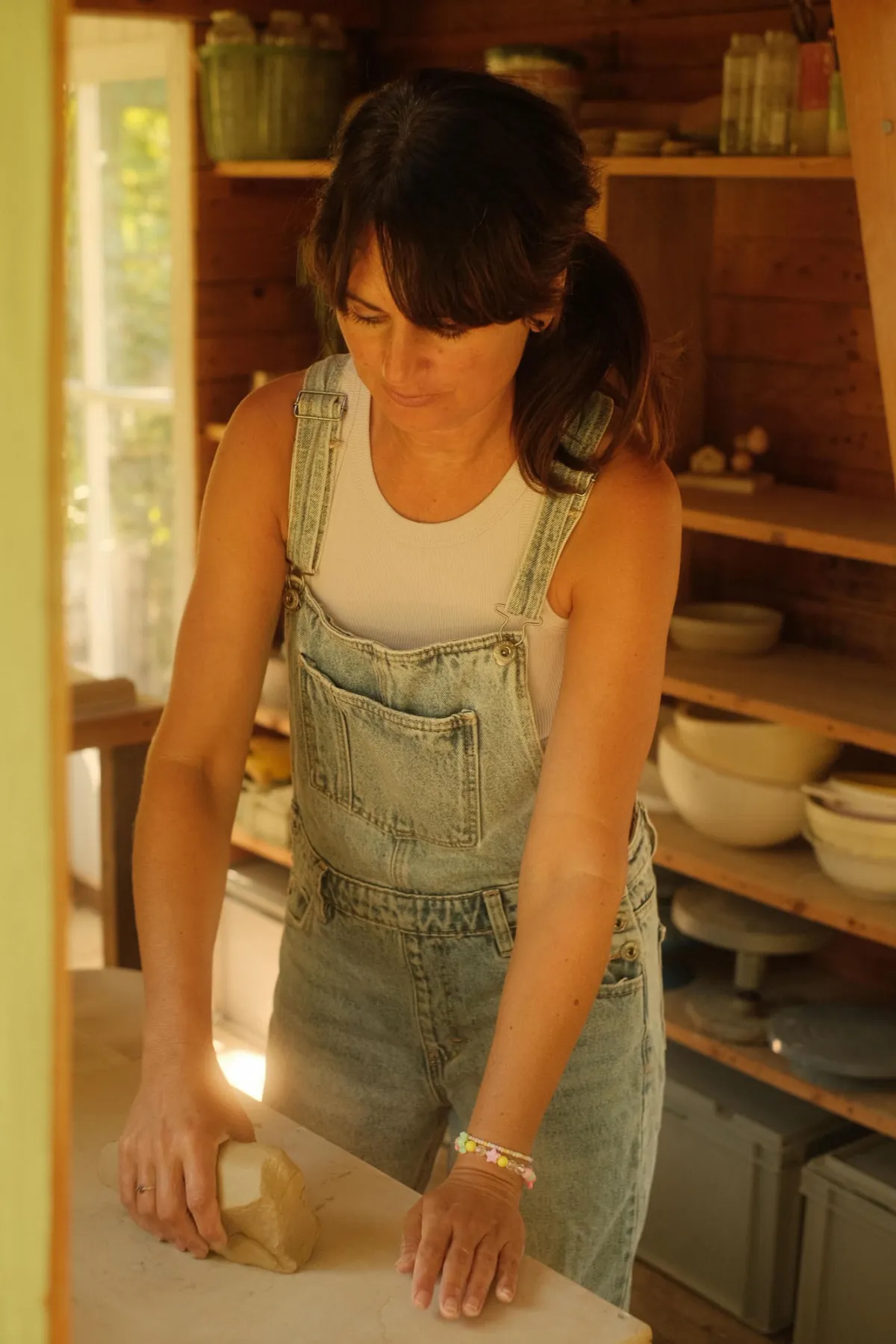 Bianca an ihrem Werktisch im Atelier