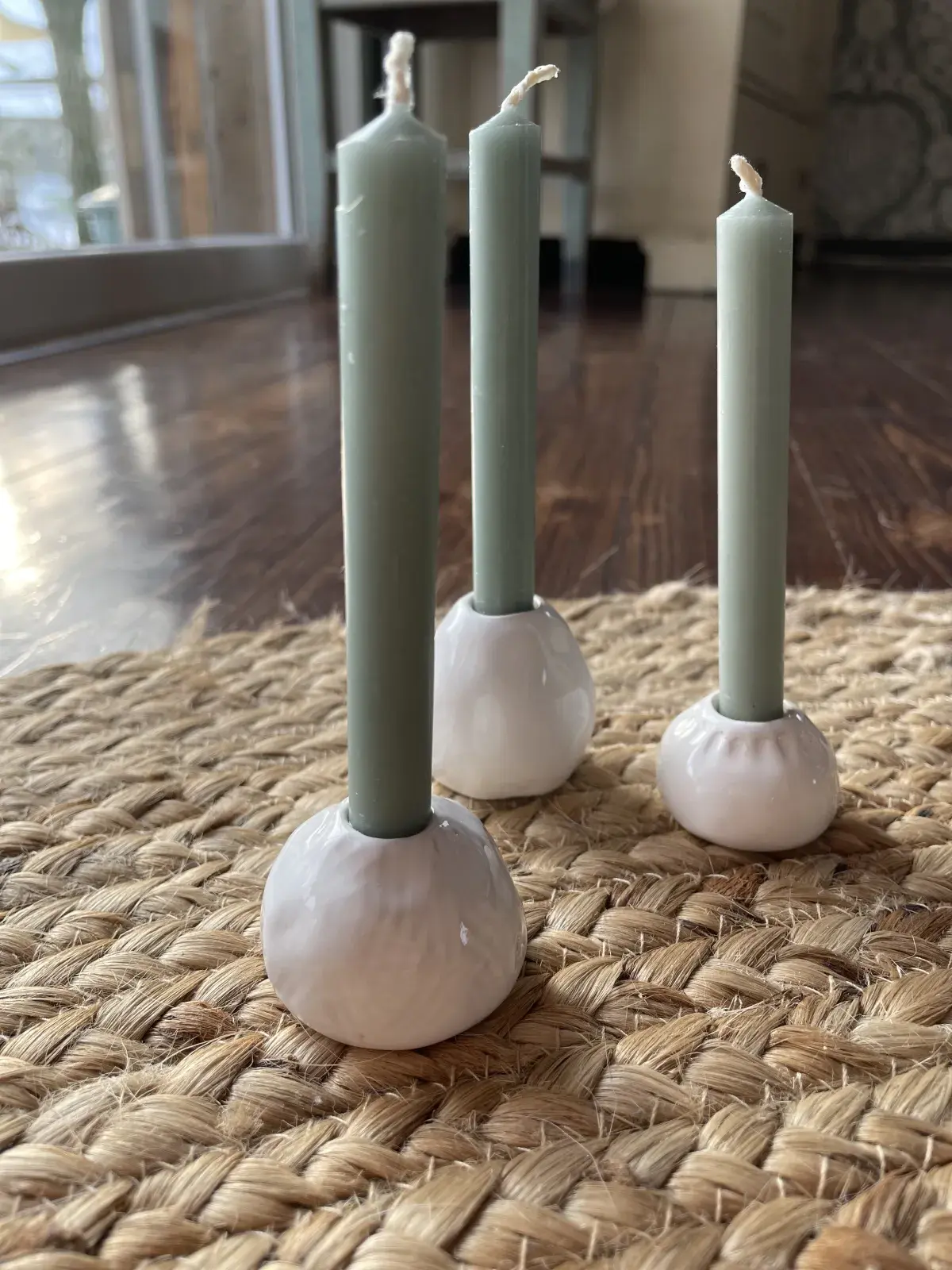 Drei Kerzenhalter aus Keramik mit Stabkerzen